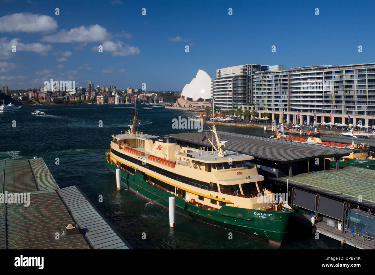 Vista di Circular Quay con traghetto ormeggiato al pontile e la Opera House di Sydney dello sfondo del New South Wales NSW Australia Foto Stock