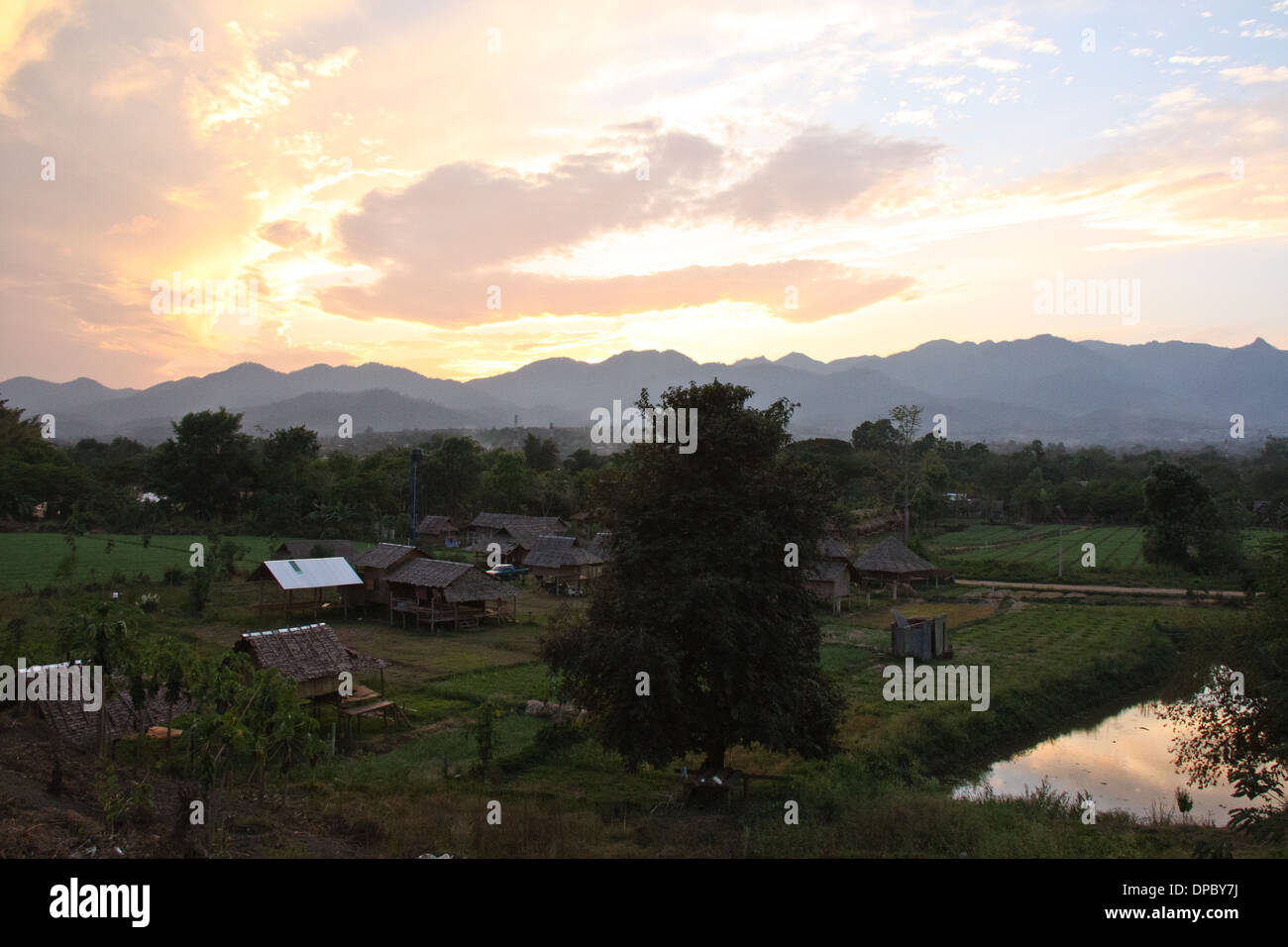 Vista sul villaggio di Pai al crepuscolo. Pai, Thailandia, Mae Hong Son provincia Foto Stock