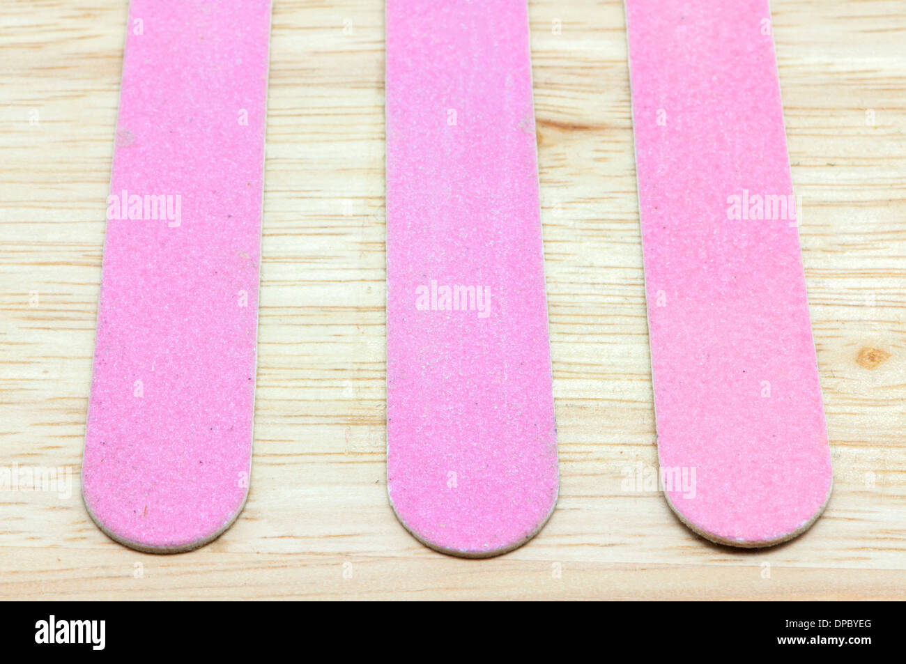 I file per il deposito di chiodi su uno sfondo di legno Foto Stock