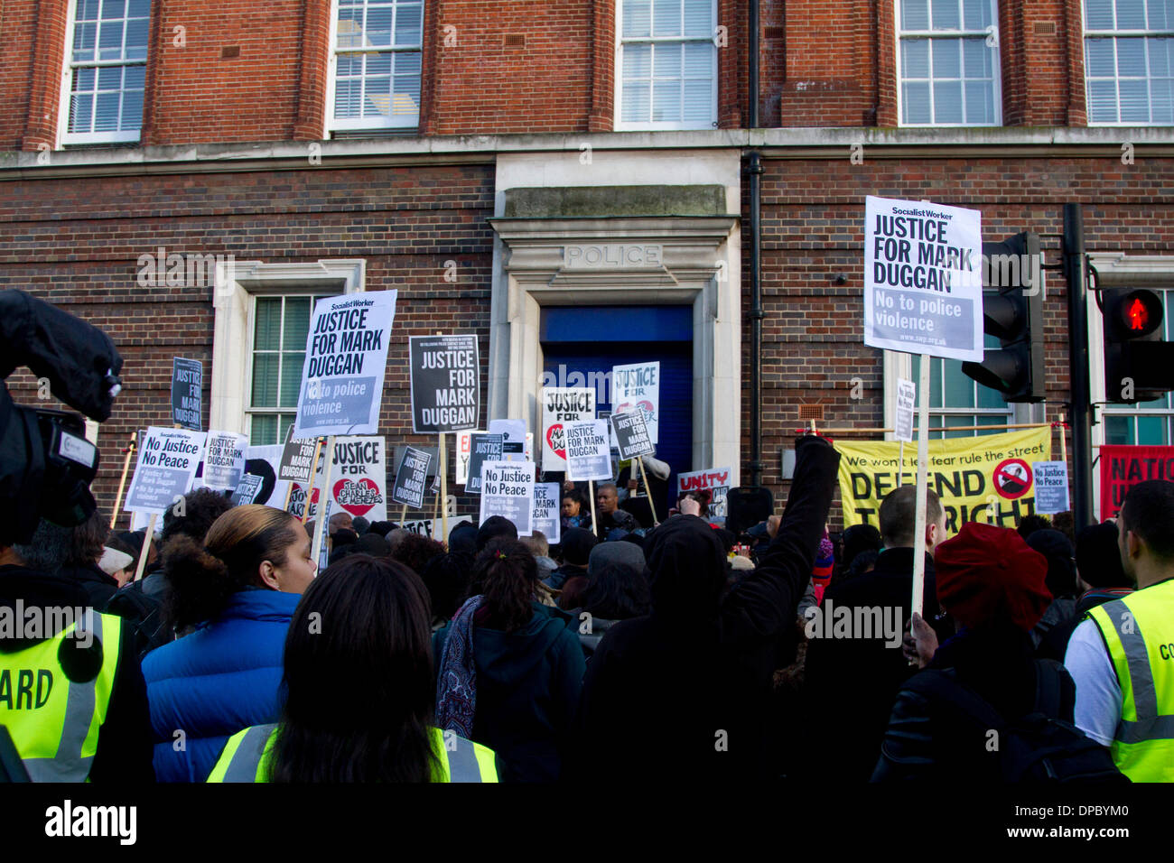 Tottenham Londra UK. 11 gennaio 2014. Familiari e parenti di Mark Duggan erano uniti da centinaia di sostenitori al di fuori di Tottenham stazione di polizia per lottare per la giustizia dopo un' inchiesta verdetto trovato Mark Duggan è stato legittimamente uccisi dalla polizia quando è stato girato in agosto 2011 Foto Stock