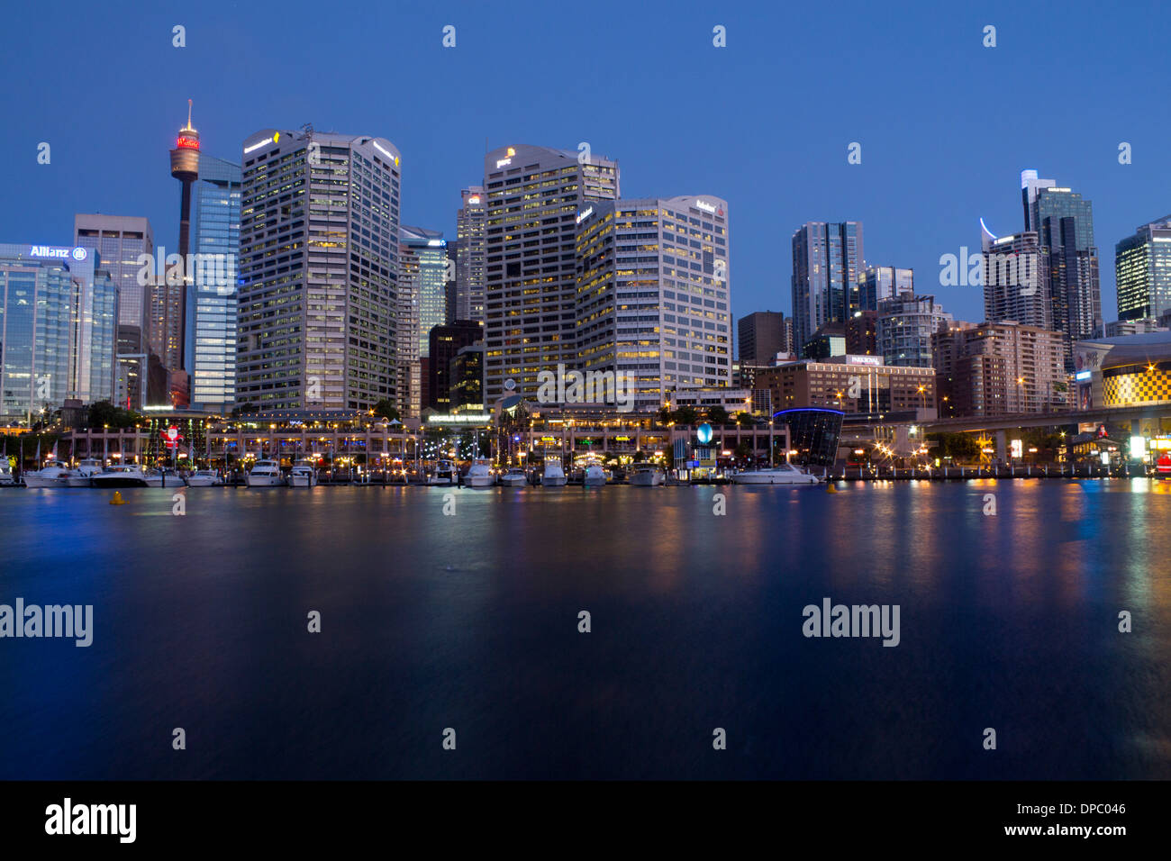 Darling Harbour CBD Central Business District skyline della città di grattacieli di notte Sydney New South Wales NSW Australia Foto Stock