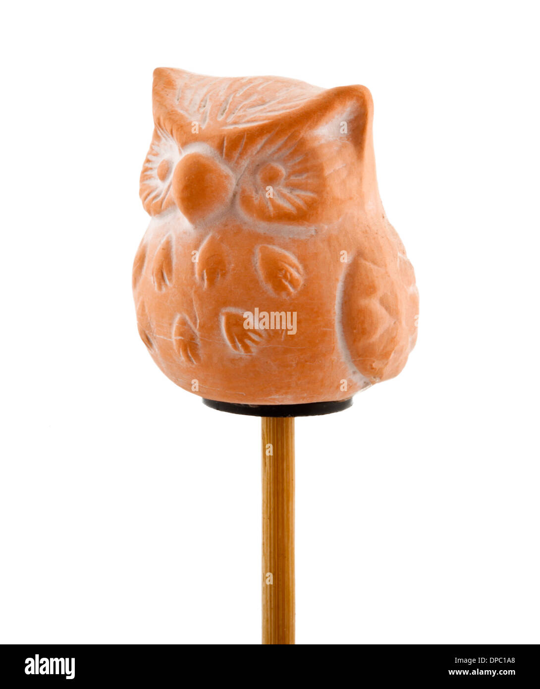 Il gufo isolato in argilla sul bastone di legno Foto Stock