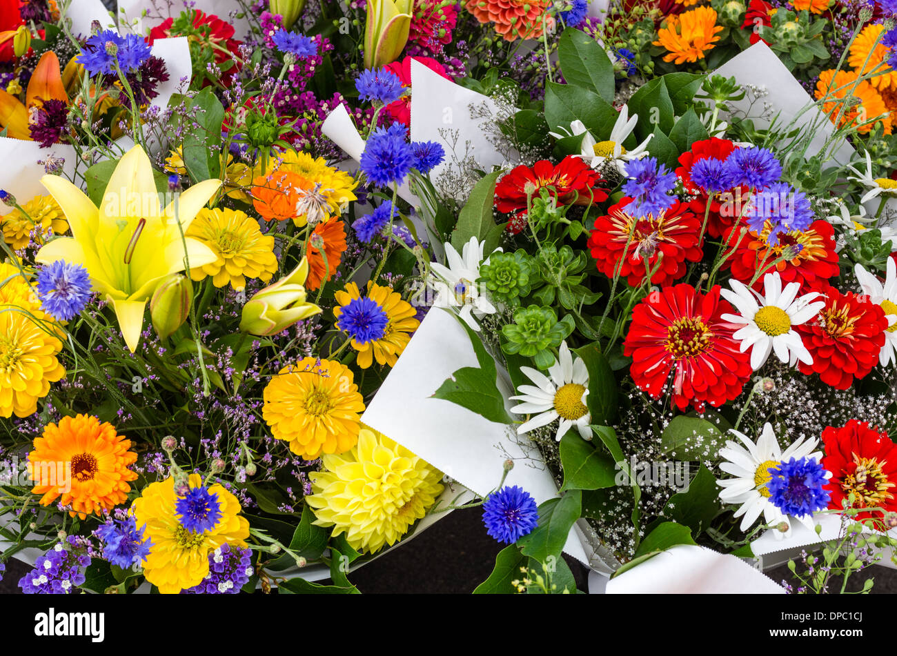 Mazzi di fiori o a bouquet di fiori freschi sul display a un fornitore in stallo a una fiera di strada o di mercato. Gresham, Oregon, Stati Uniti d'America Foto Stock