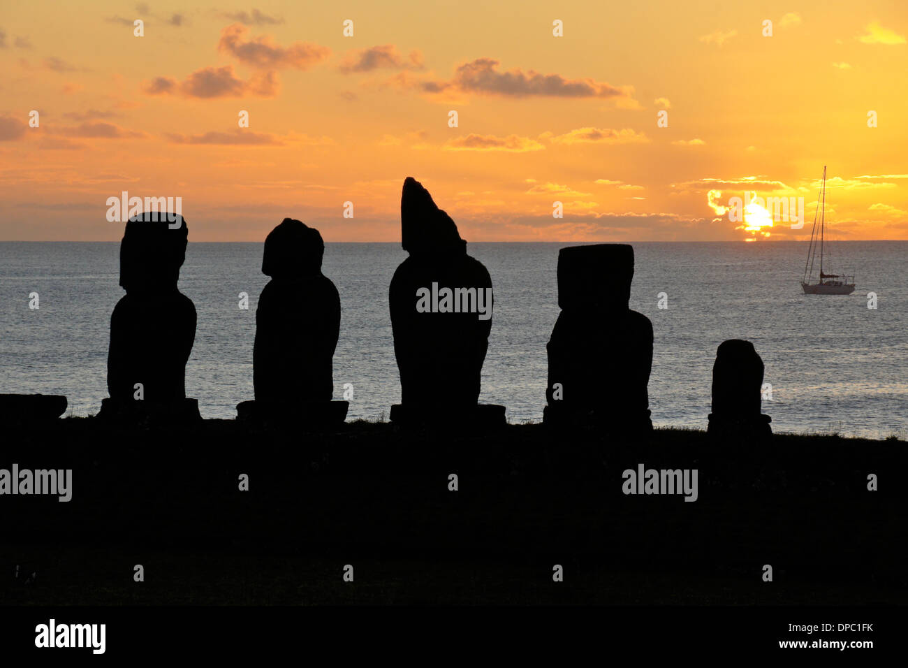 Tramonto, Ahu Vai Ure moai a Tahai complesso cerimoniale, Isola di Pasqua, Cile Foto Stock