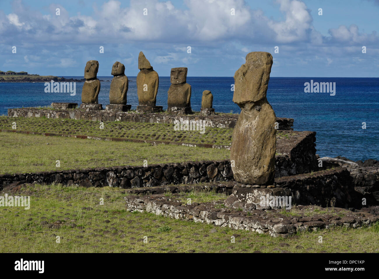 Ahu Vai ura (cinque moai) e Ahu Tahai (un moai) a Tahai complesso cerimoniale, Isola di Pasqua, Cile Foto Stock