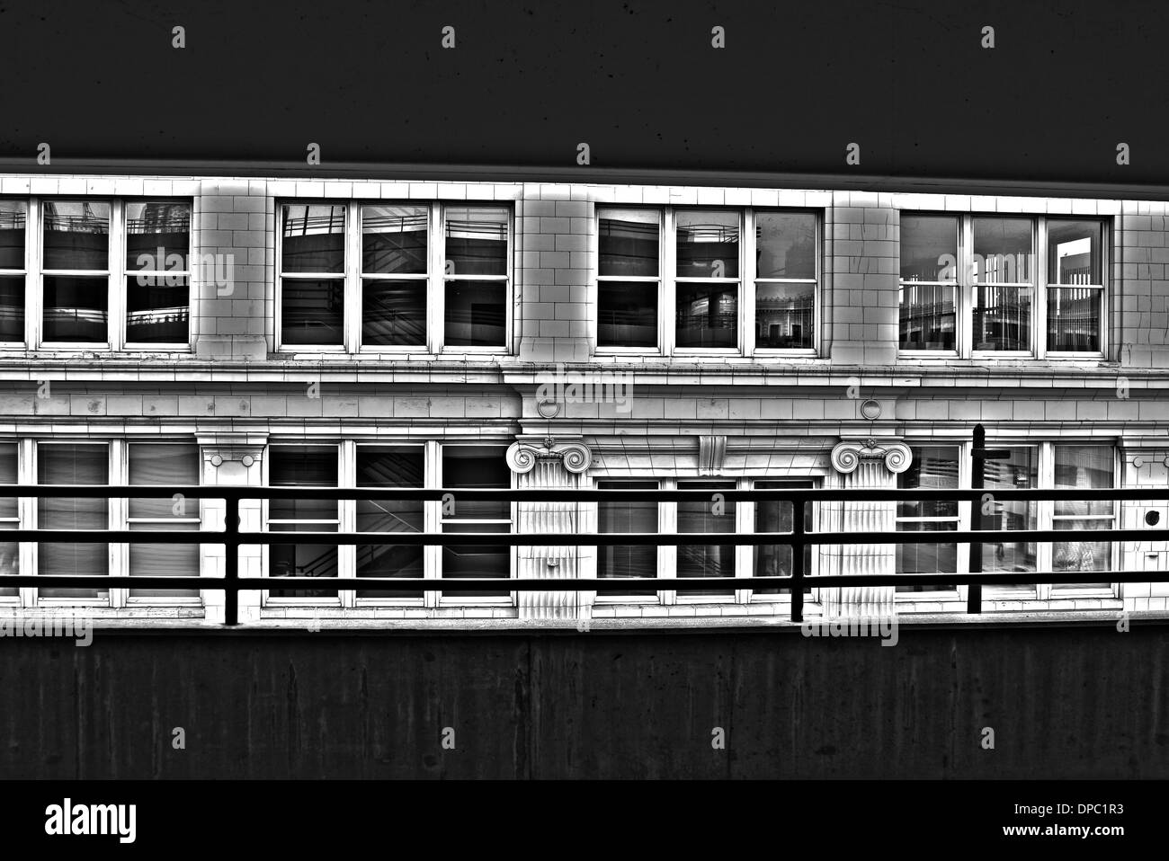 Vista di un alto edificio a Milwaukee nel Wisconsin a partire da una struttura di parcheggio HDR Foto Stock