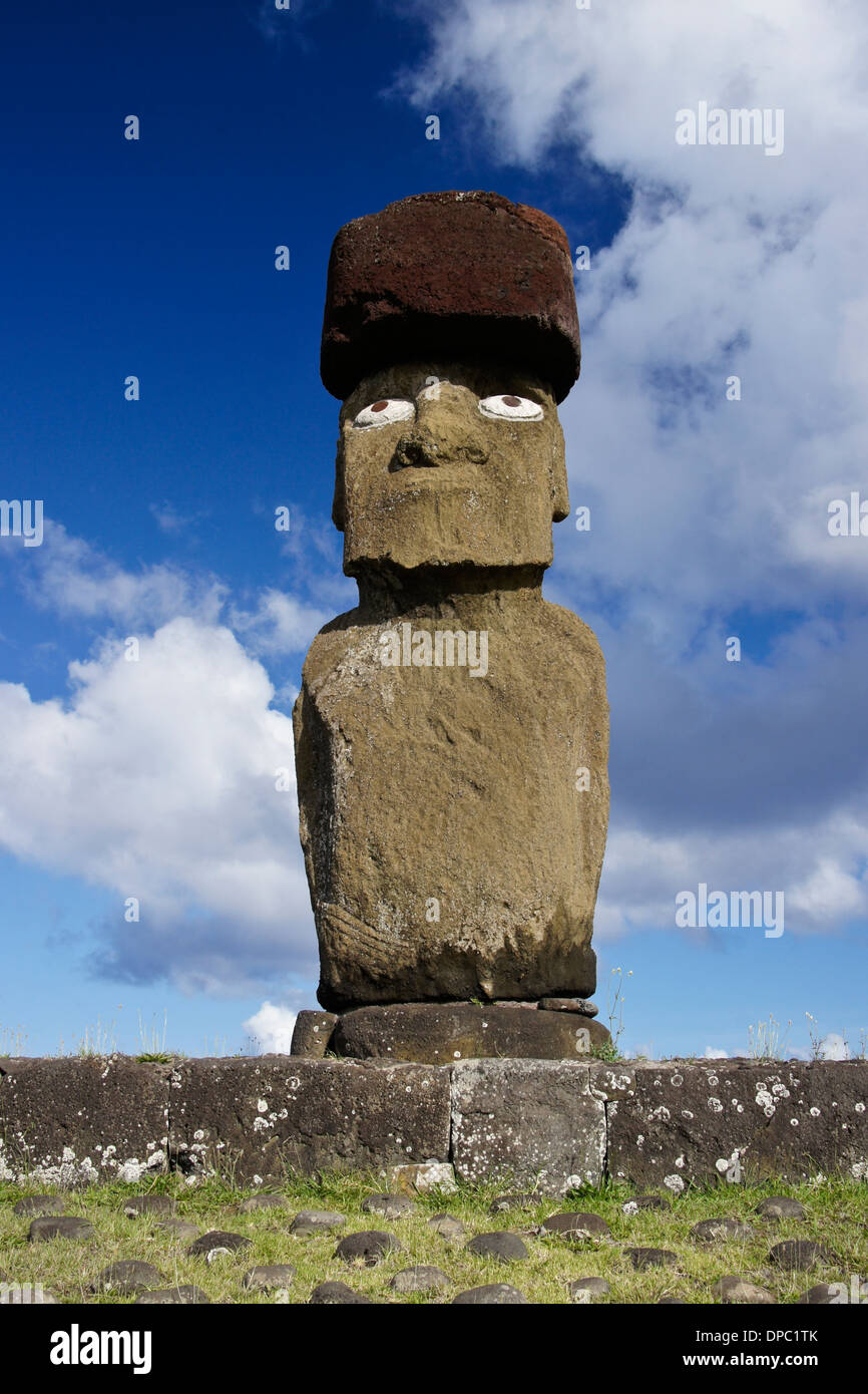 Ahu Ko Te Riku moai a Tahai complesso cerimoniale, Isola di Pasqua, Cile Foto Stock