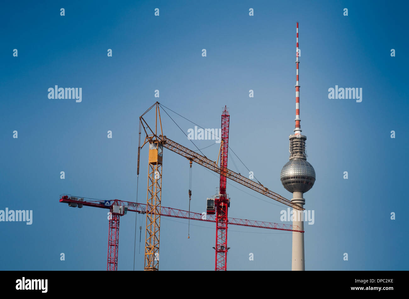 Germania, Berlino, Fernsehturm Torre della TV e la gru Foto Stock