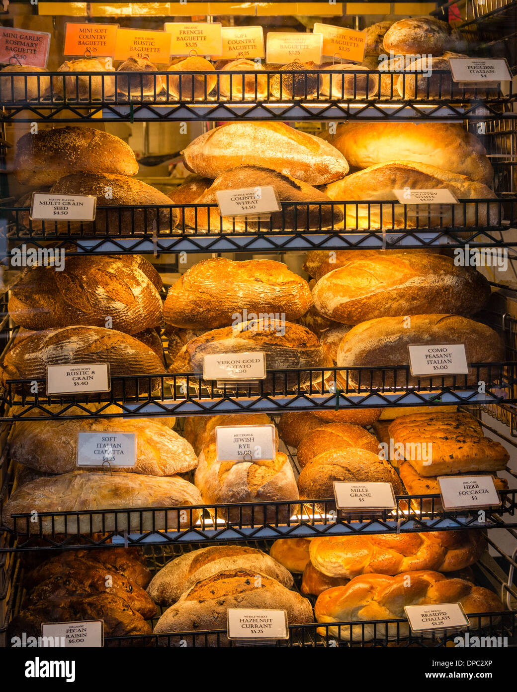 Visualizzazione di freschi di forno focacce di pane su rack in filo a un mercato in stallo il Mercato di Pike Place, Seattle, Washington, Stati Uniti d'America Foto Stock