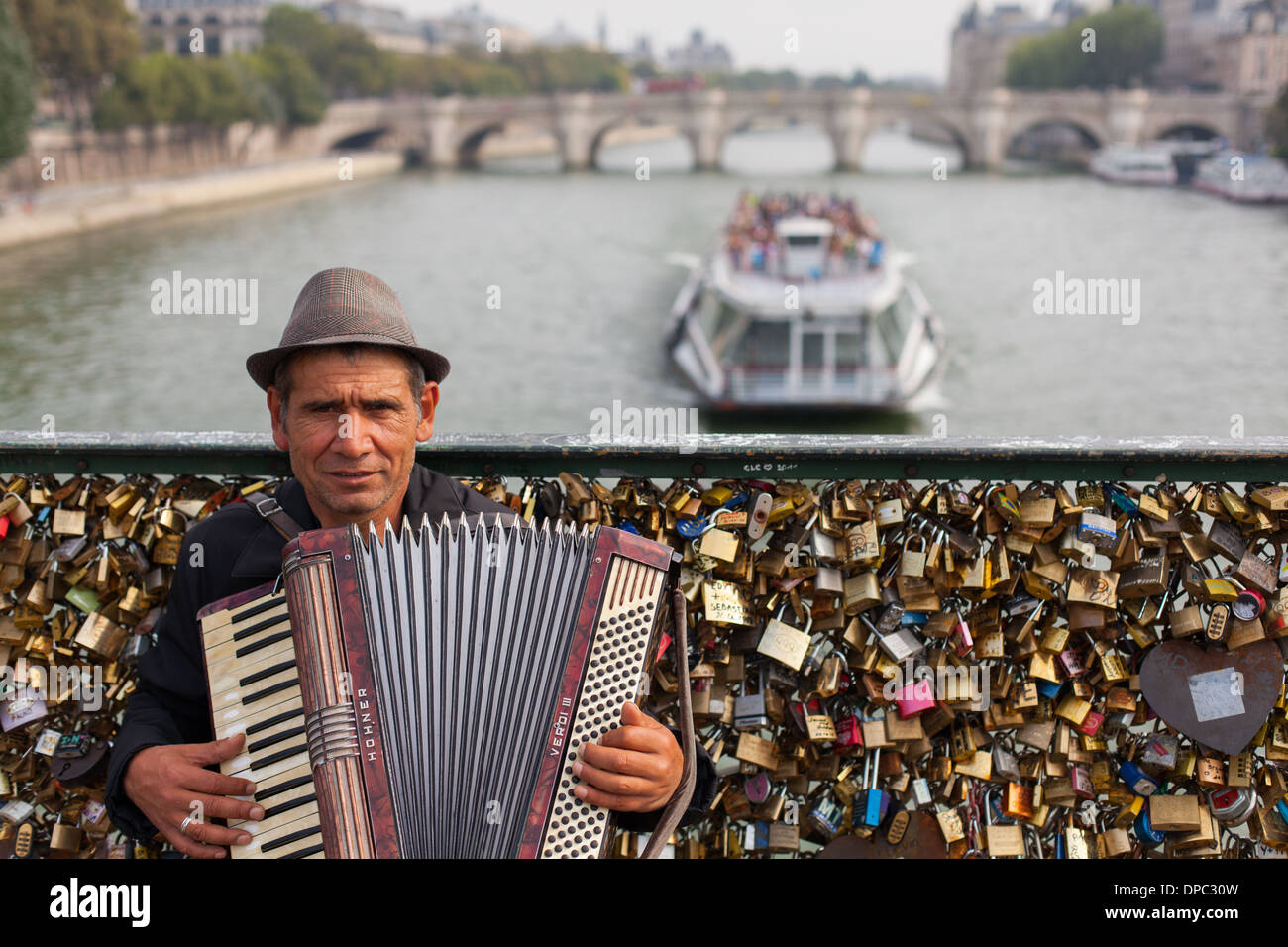 Parigi. La Francia. Un fisarmonicista suona musica romantica sul ponte Pont des Arts. Foto Stock