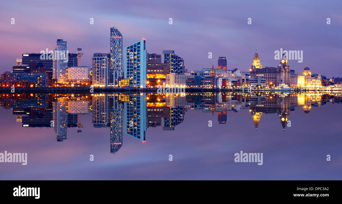 Lo Skyline di Liverpool si riflette nel fiume Mersey al crepuscolo Foto Stock