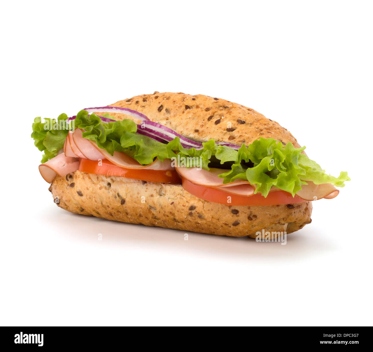 Big appetitoso fast food baguette con lattuga, pomodoro, prosciutto affumicato e formaggio isolato su sfondo bianco. Foto Stock