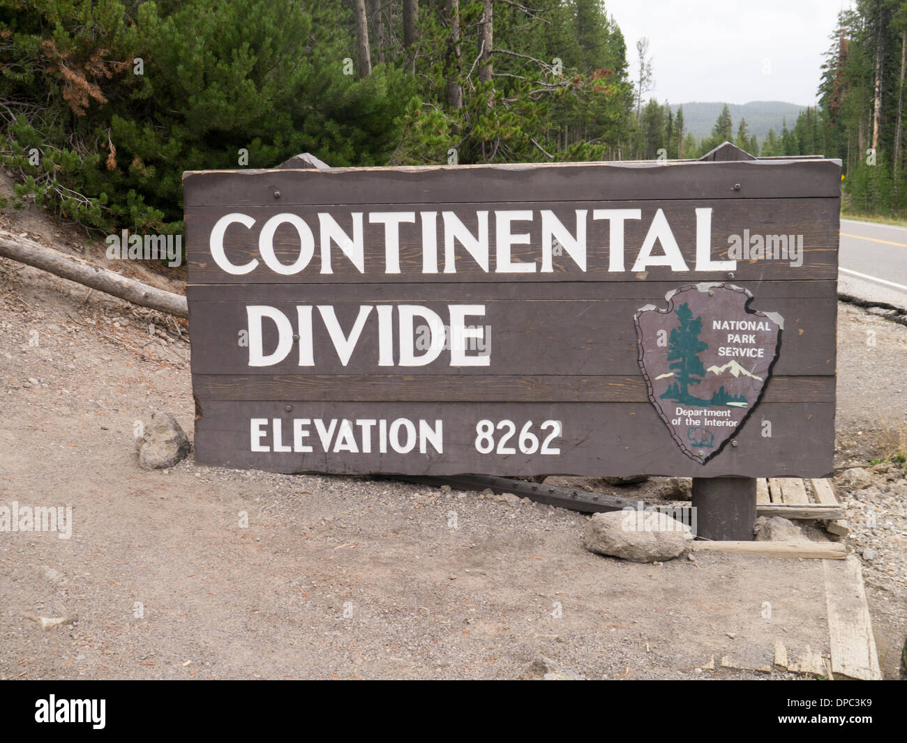 Il Continental Divide segno nel Parco Nazionale di Yellowstone, Wyoming USA Foto Stock