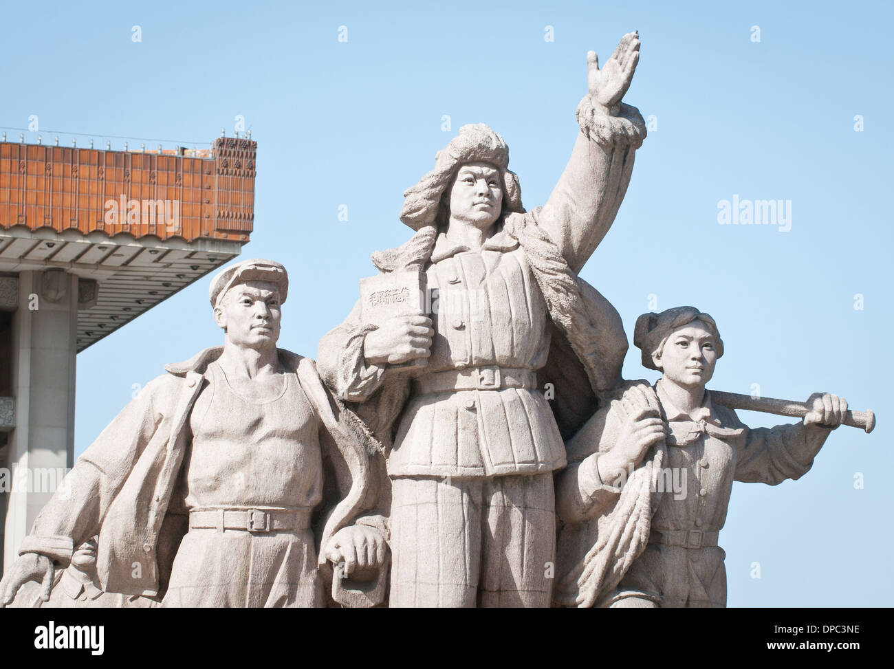 Una delle statue rivoluzionario si trova vicino all'ingresso del Presidente Mao Memorial Hall (il Mausoleo di Mao Zedong) n Pechino Foto Stock