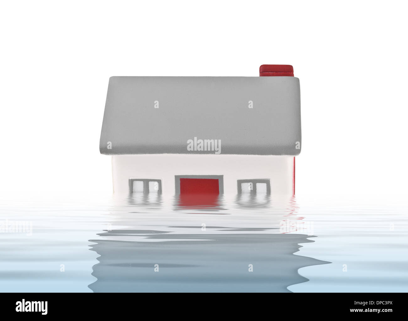 Casa in plastica modello sommerso sotto acqua su sfondo bianco Foto Stock
