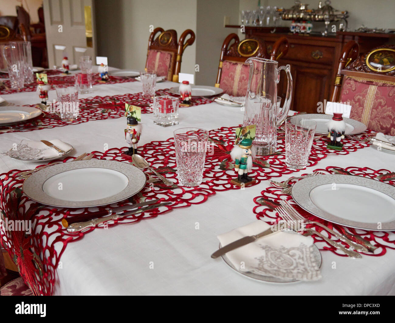 Elegante impostazione tabella per una festosa cena di Natale Foto Stock