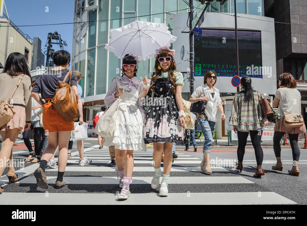 Ragazze vestite come Lolitas camminare per le strade di Tokyo, Giappone, Asia Foto Stock