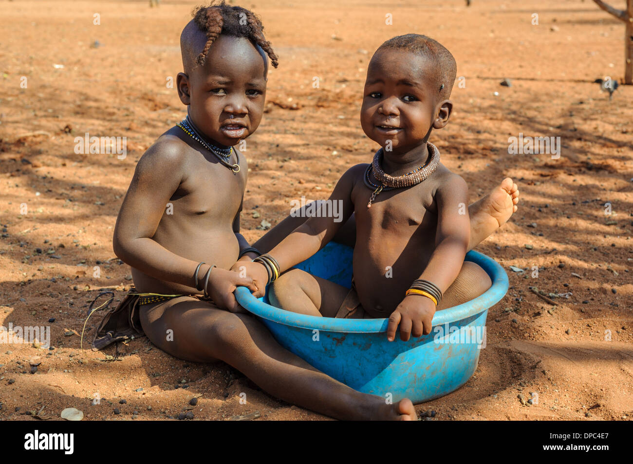 Himba bambini che giocano sul pavimento, regione di Kunene, Namibia, Africa Foto Stock