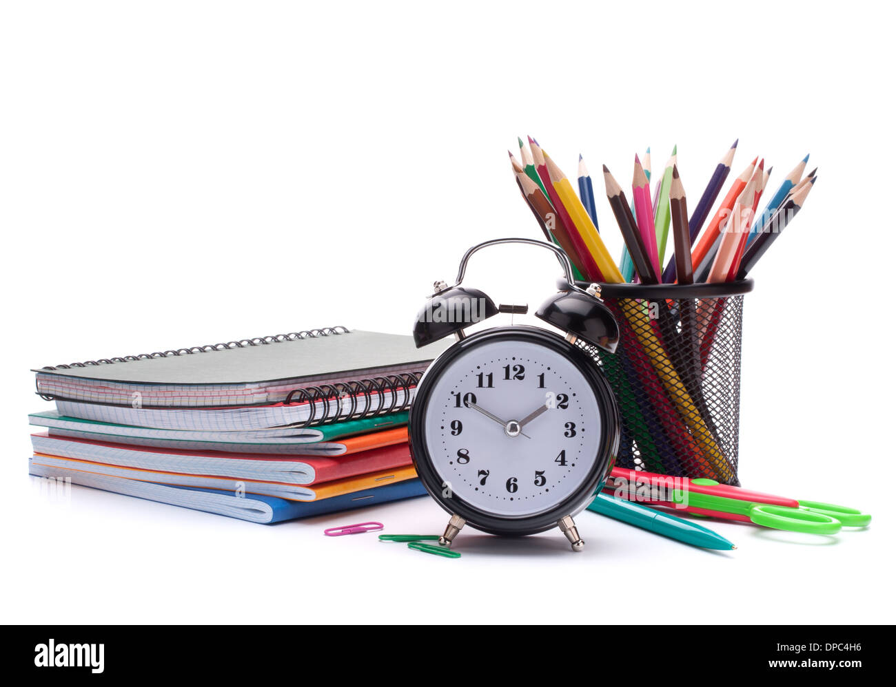 Sveglia, notebook stack e matite. Schoolchild e studi dello studente accessori. Si torna a scuola concetto. Foto Stock
