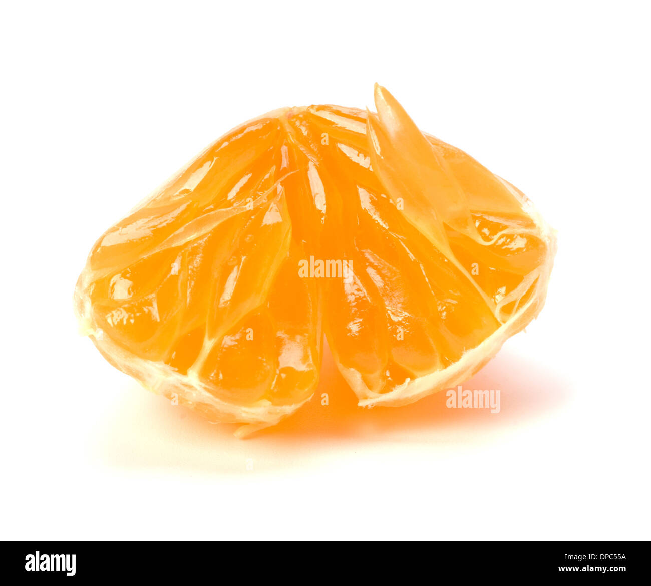 Sbucciate mandarin segmento isolato su sfondo bianco Foto Stock