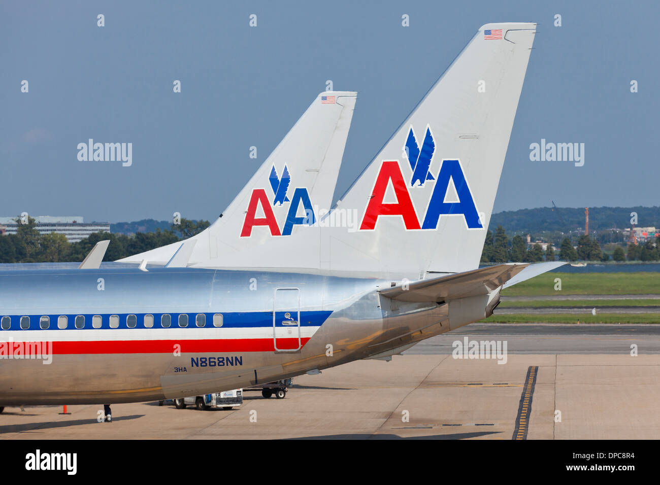 Stabilizzatori verticali di parcheggiato American Airlines getti - Ronald Reagan National Airport - Washington DC, Stati Uniti d'America Foto Stock Stabilizzatori verticali di parcheggiato American Airlines getti - Ronald Reagan National Airport - Washington DC, Stati Uniti d'America Foto Stock