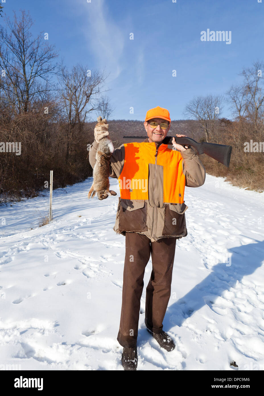 Cacciatore con orientale coniglio silvilago kill (Sylvilagus floridanus) Pennsylvania - USA Foto Stock