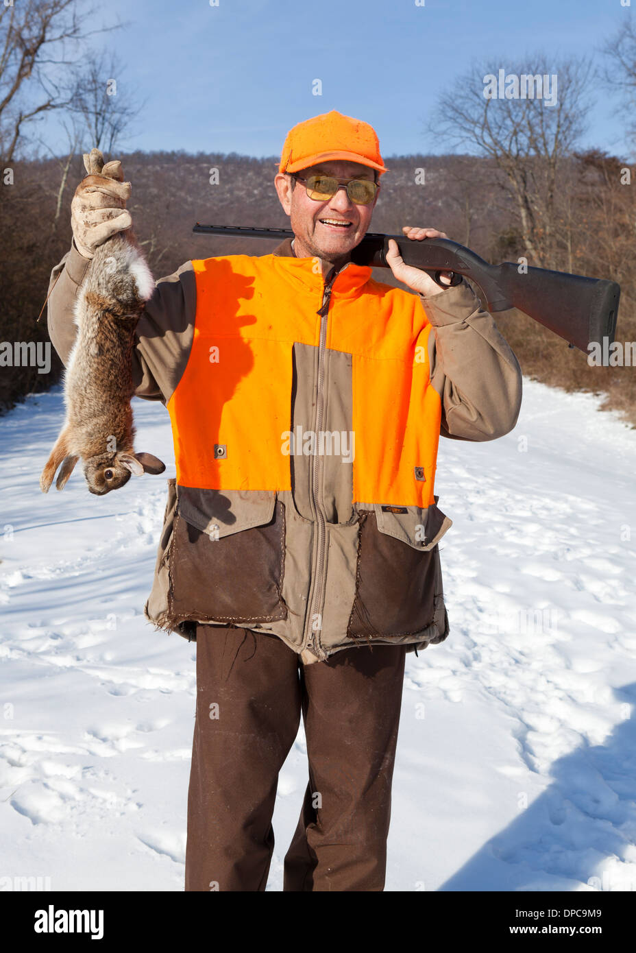 Cacciatore con orientale coniglio silvilago kill (Sylvilagus floridanus) Pennsylvania - USA Foto Stock