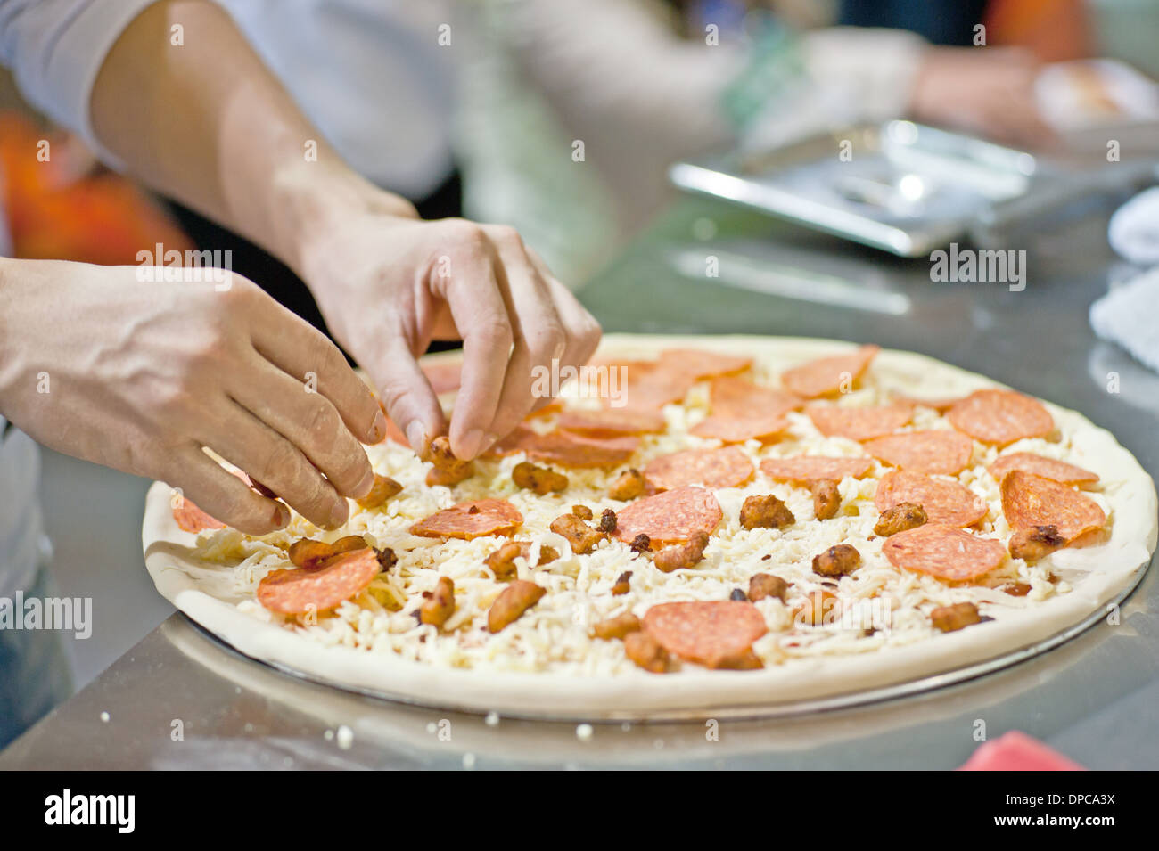 Produzione di pizza Foto Stock