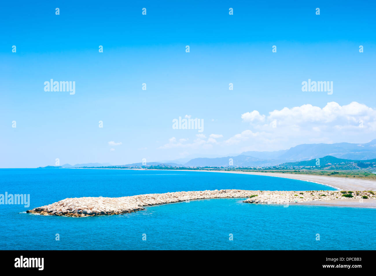 Scogliera artificiale in poco profonde acque calde del mare Mediterraneo. Demre, Antalya, Turchia Foto Stock