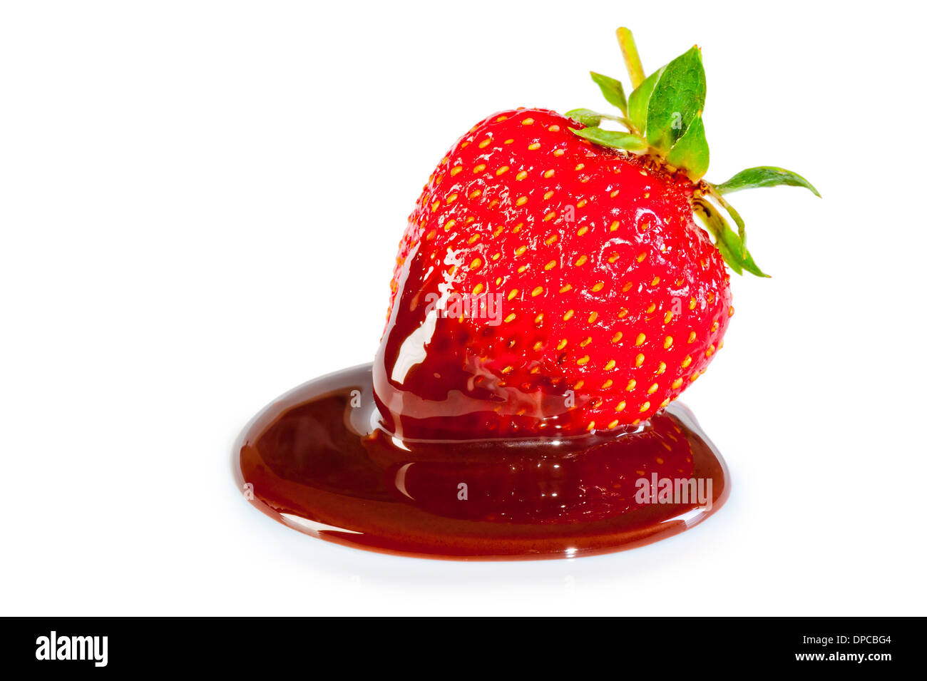 Un cioccolato fragole anabbaglianti su sfondo bianco Foto Stock