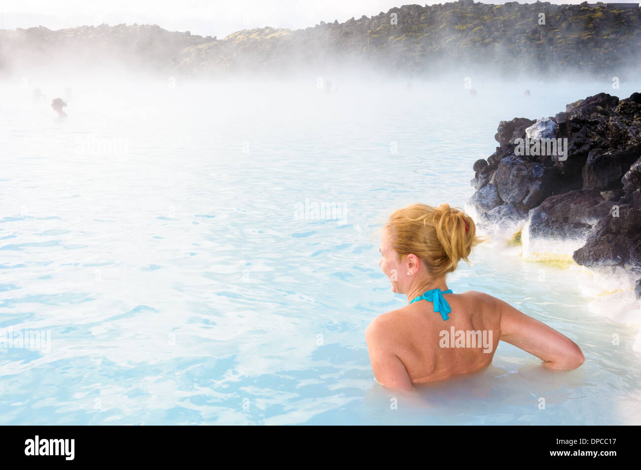Bella giovane donna in laguna blu molla geotermica , Islanda Foto Stock