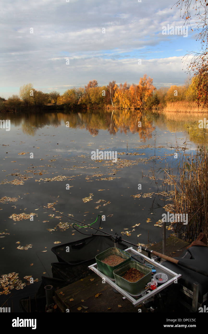 Pesca stagno coperto di foglie in autunno. Foto Stock