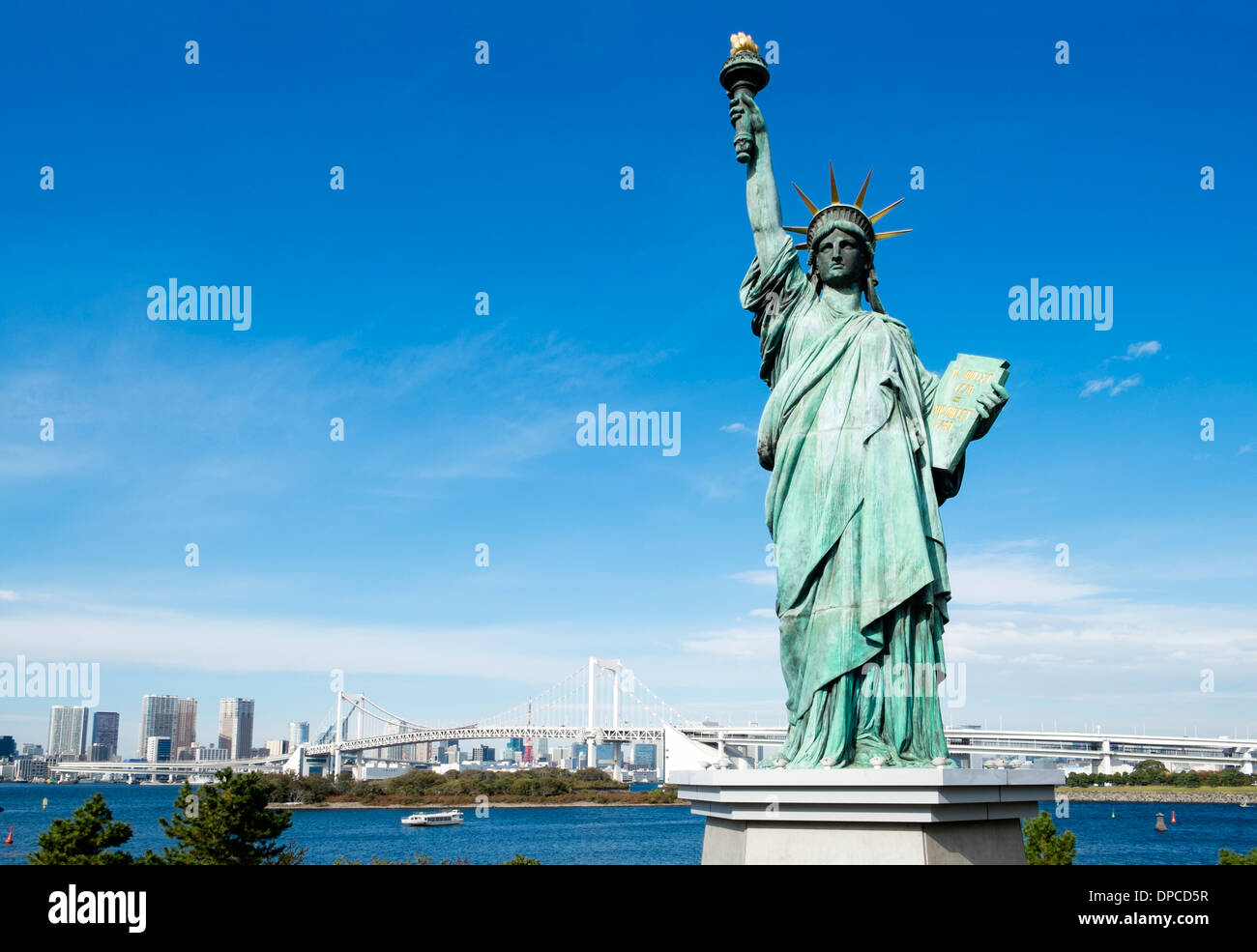 Replica della Statua della libertà nella Baia di Tokyo a Odaiba a Tokyo in Giappone Foto Stock