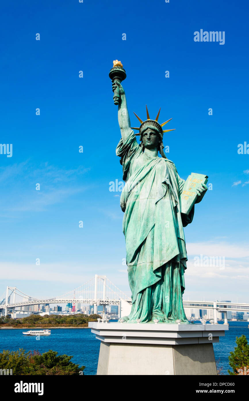 Replica della Statua della Libertà nella Baia di Tokyo in Odaiba a Tokyo Giappone Foto Stock