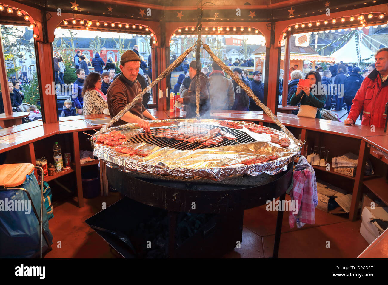 Spiedino di tedesco carne sul barbecue durante un mercatino di natale. Foto Stock