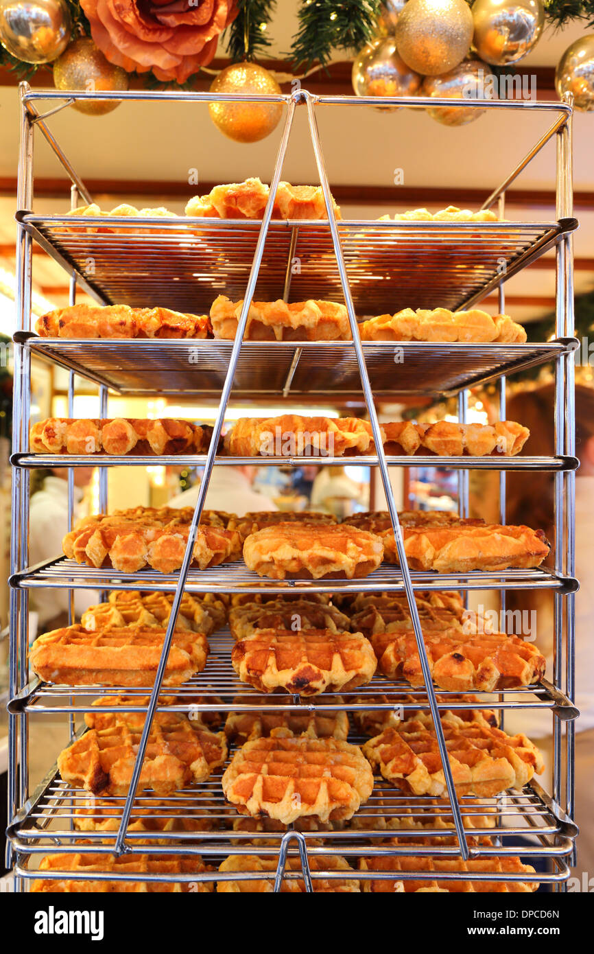 Molti cialde per la vendita su un ripiano. Nessuno, verticale. Foto Stock