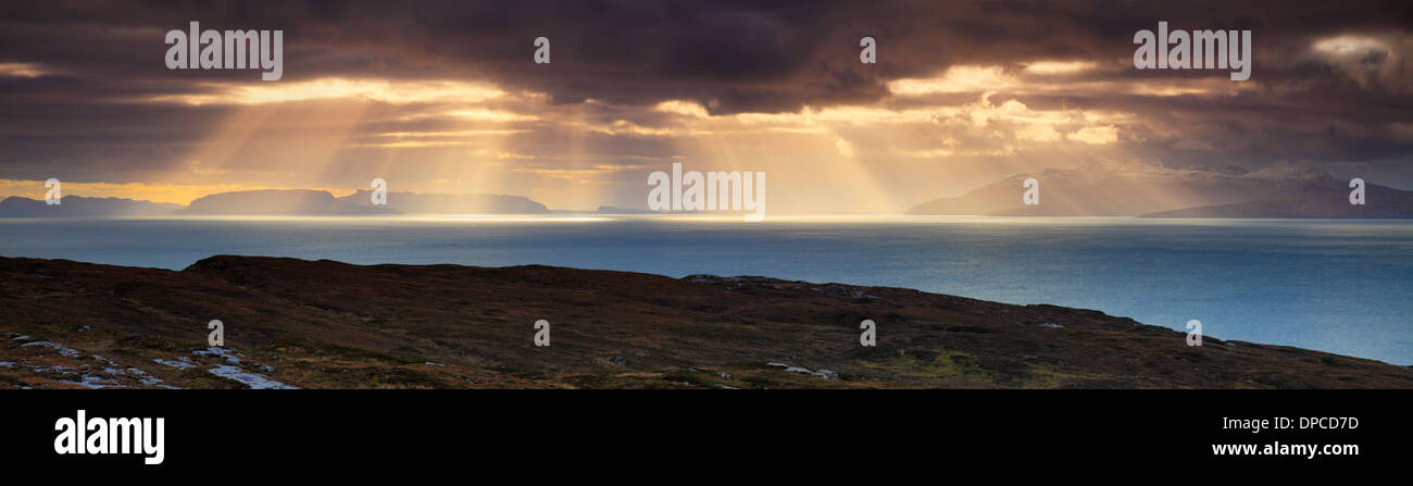 Raggi crepuscolari oltre il Cuillin suono e l'isola di Rum come si vede da Elgol sull'Isola di Skye Foto Stock