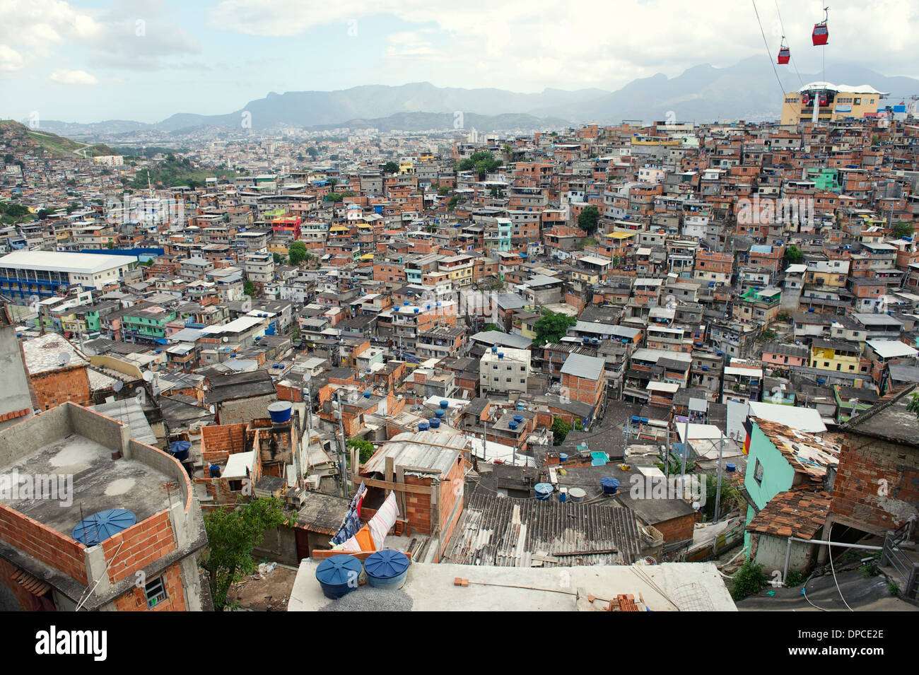 Vista panoramica del brasiliano baraccopoli urbane favela Complexo Alemao di Rio de Janeiro con cavo auto e trasporto Foto Stock