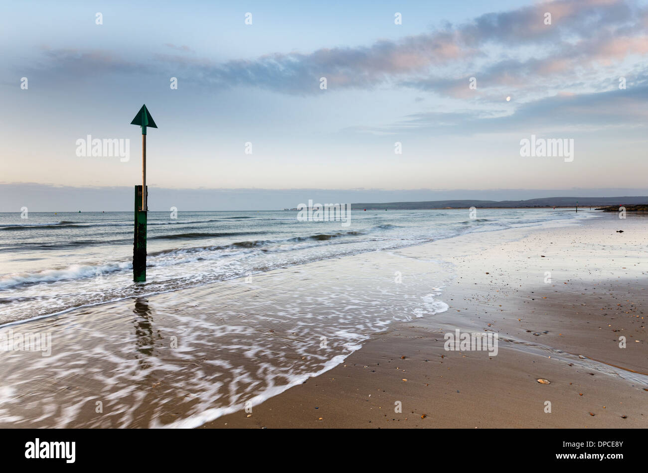 Alba a banchi di sabbia spiaggia presso il porto di Poole nel Dorset Foto Stock