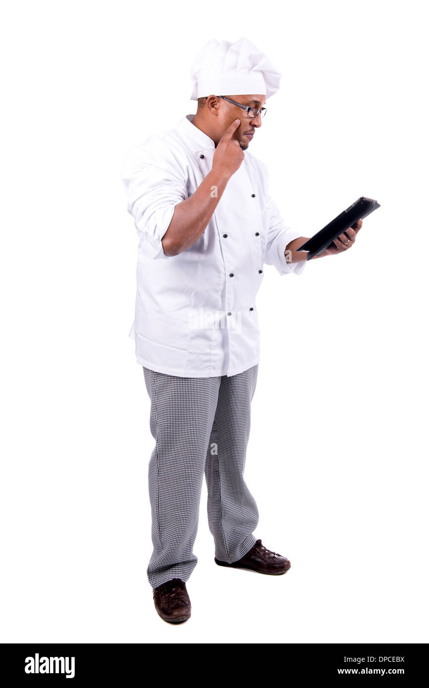 Lo chef con la compressa controllando una ricetta Foto Stock