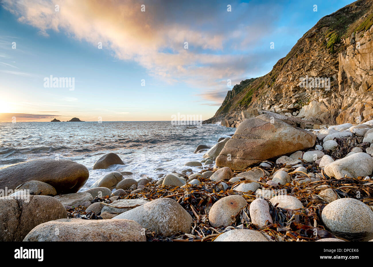 La spiaggia di Porth Nanven Cove vicino al Lands End in Cornovaglia Foto Stock