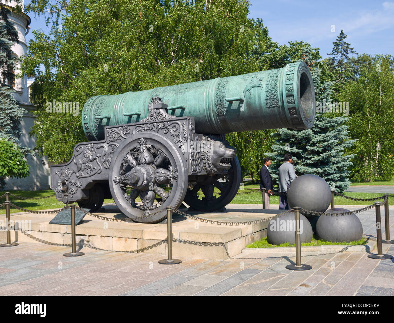 Il Cremlino di Mosca Russia, il Tsar Cannon, parole più grande calibro, realizzati in bronzo in1586 e un'attrazione turistica Foto Stock