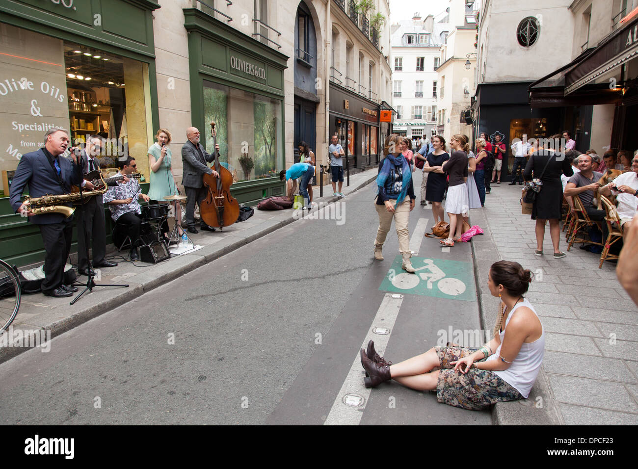 Musica di strada a Parigi Foto Stock