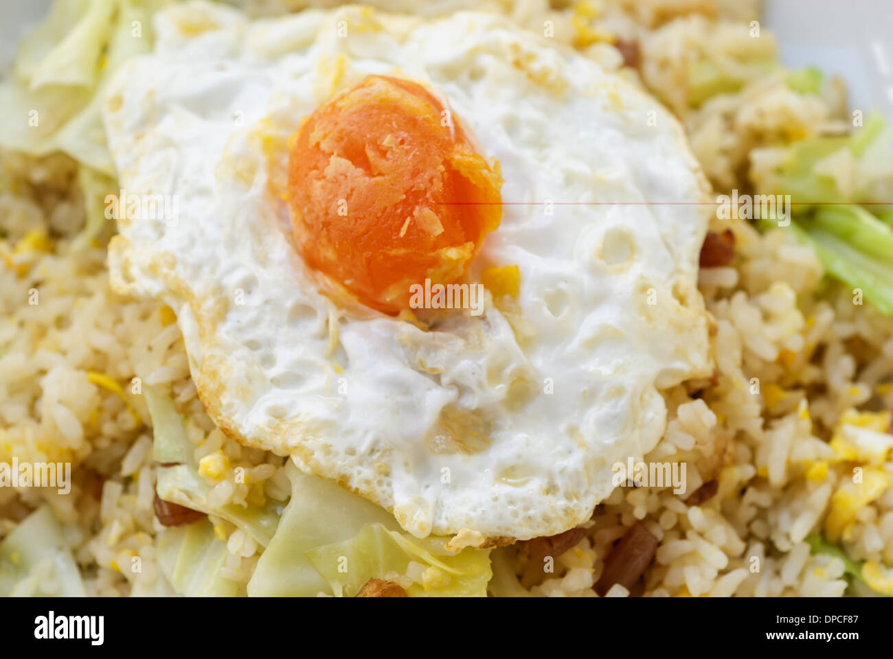 Riso fritto con salsiccia cinese e salati tuorlo d'uovo Foto Stock
