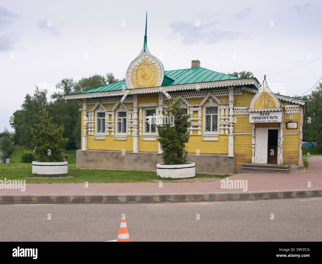 Uglich Russia, Museo storico e tradizionale edificio in legno con decorazioni in legno scolpito intorno a windows Foto Stock