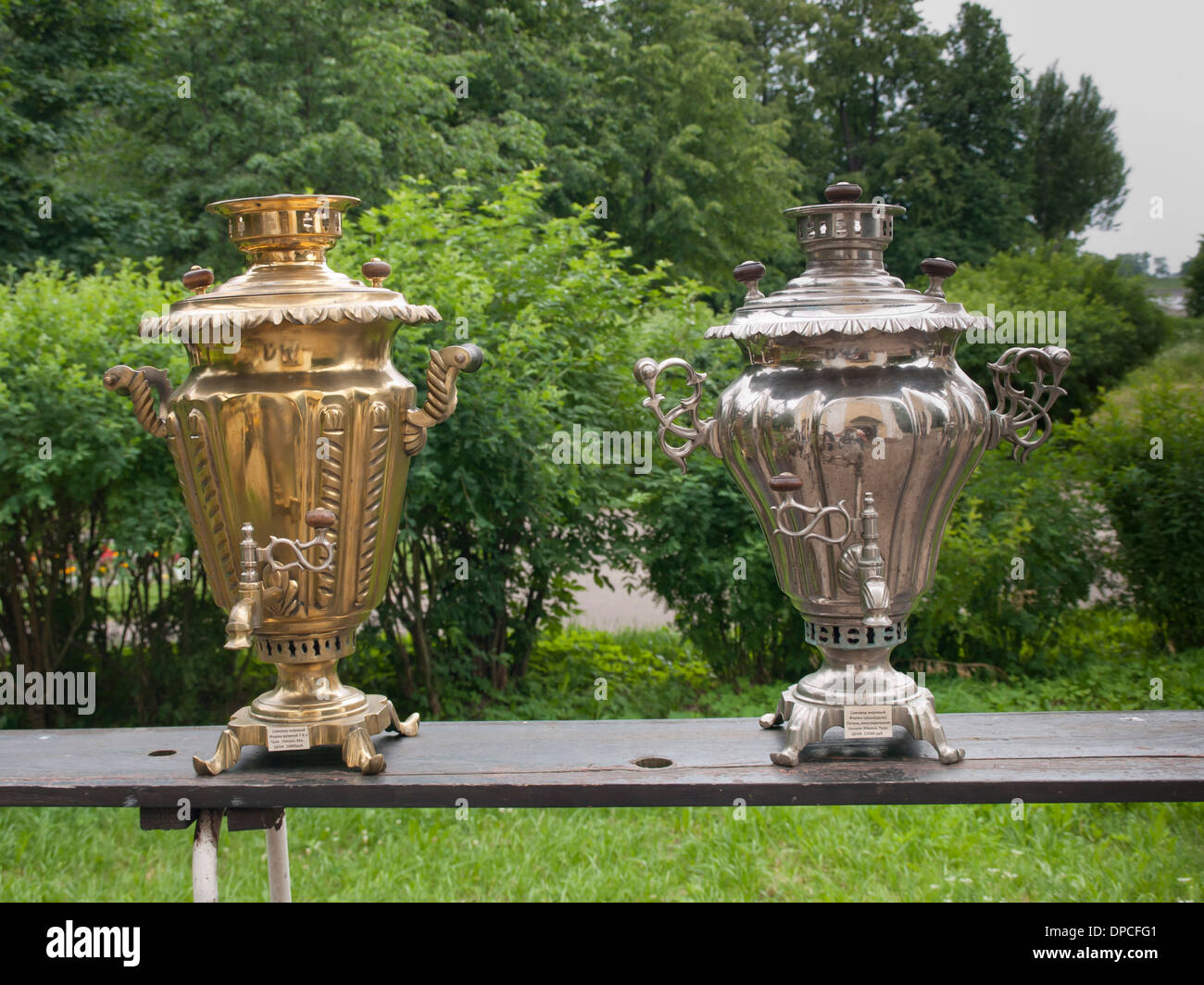 Due oro e argento samovars colorati su un ripiano in un esterno di un negozio di souvenir, Uglich Russia Foto Stock