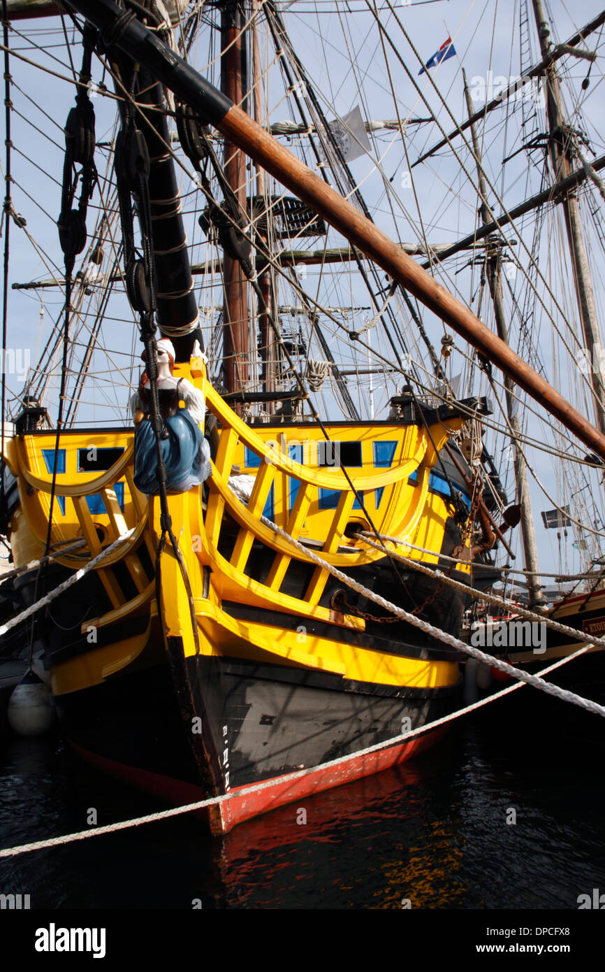 Vecchie navi ormeggiate presso il Molo di St Malo in Bretagna, Francia Foto Stock