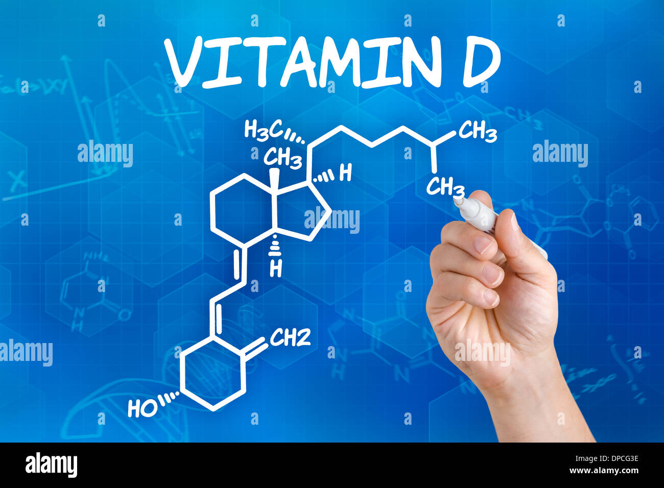 Mano con disegno a penna la formula chimica della vitamina D Foto Stock
