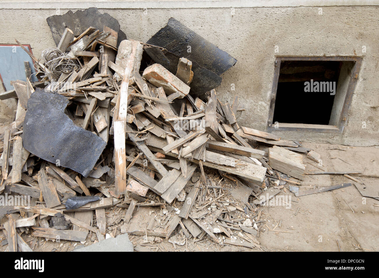 Forefront di alcuni detriti situato su un marciapiede Foto Stock