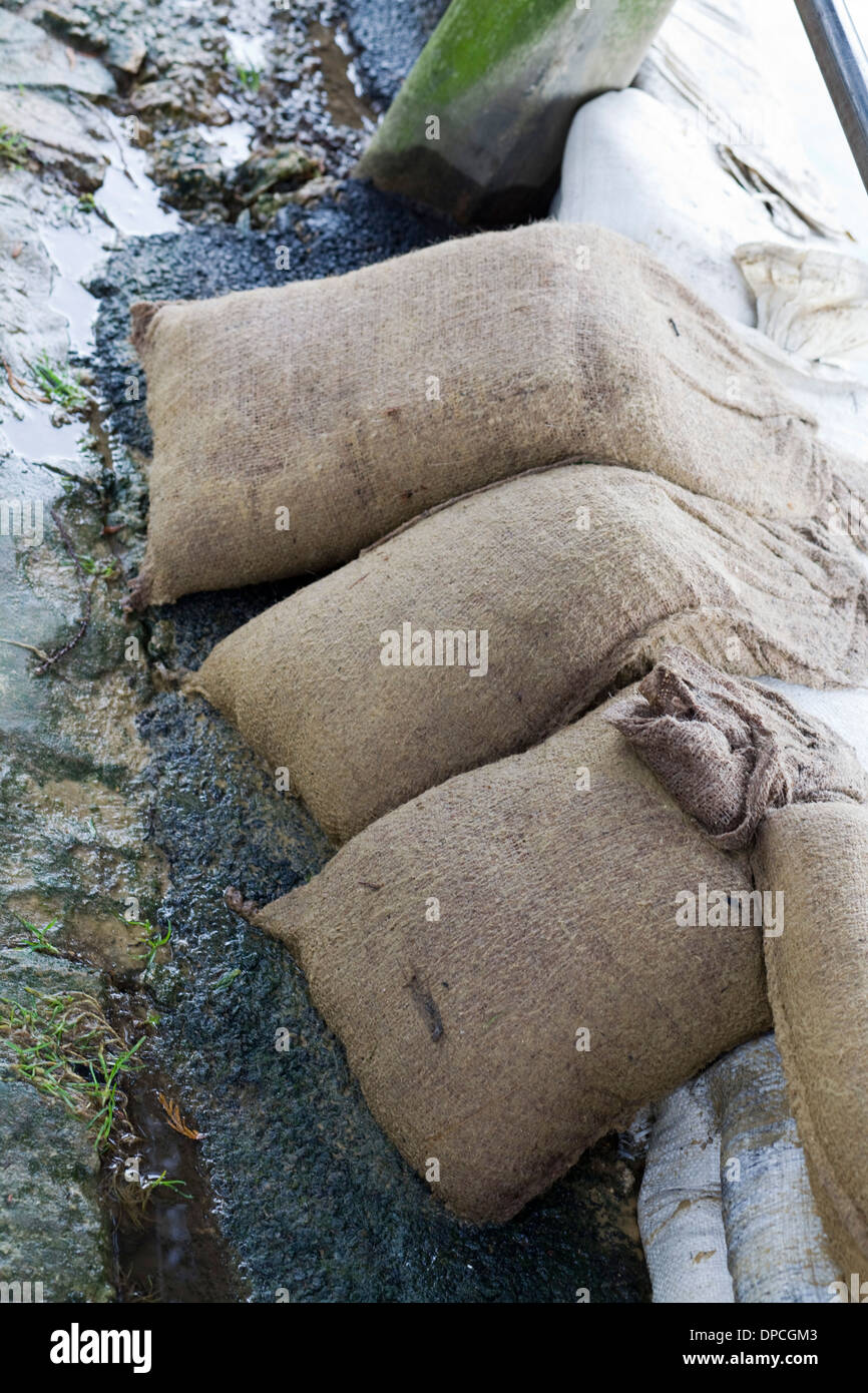 I sacchi di sabbia proteggere case a causa di allagamento locale Foto Stock